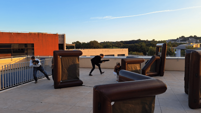 joueur sur un rooftop jouant au laser game