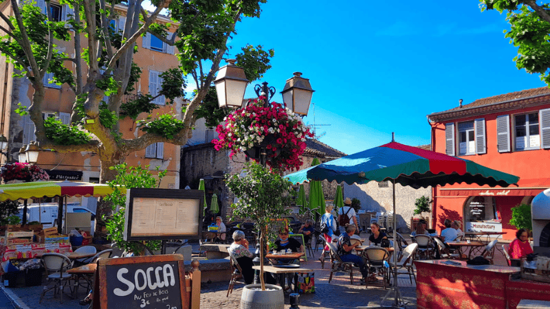 Ruelle colorée du village médiéval de Biot, écomusée du Verre