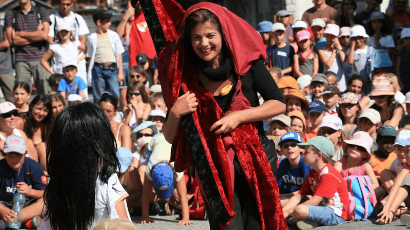 spectacle de rue devant jeune public. Déantibulations - Festival Arts de la rue Antibes