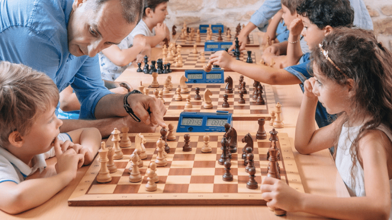 enfants faisant partie d'échecs - au Club d’échecs