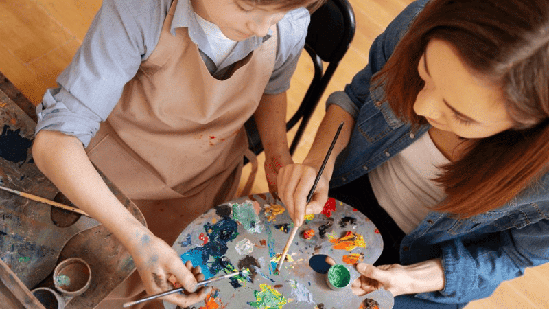 enfant avec une palette de peinture La Semeuse — Atelier artistique pluridisciplinaire à Nice