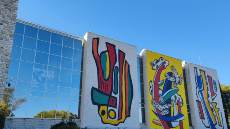 Façade colorée et œuvres du Musée National Fernand Léger à Biot