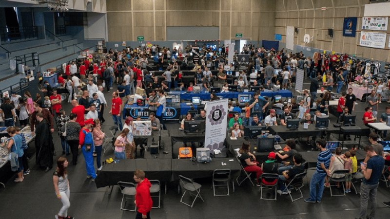 photo vue aérienne du RE-PLAY Festival - Retrogaming & pop culture en famille