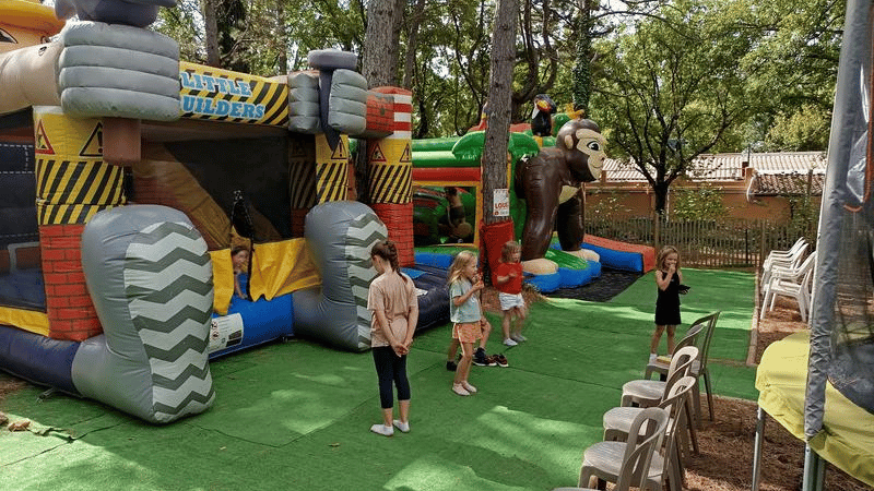 aire de jeux intérieure avec structures gonflables et toboggans pour enfant