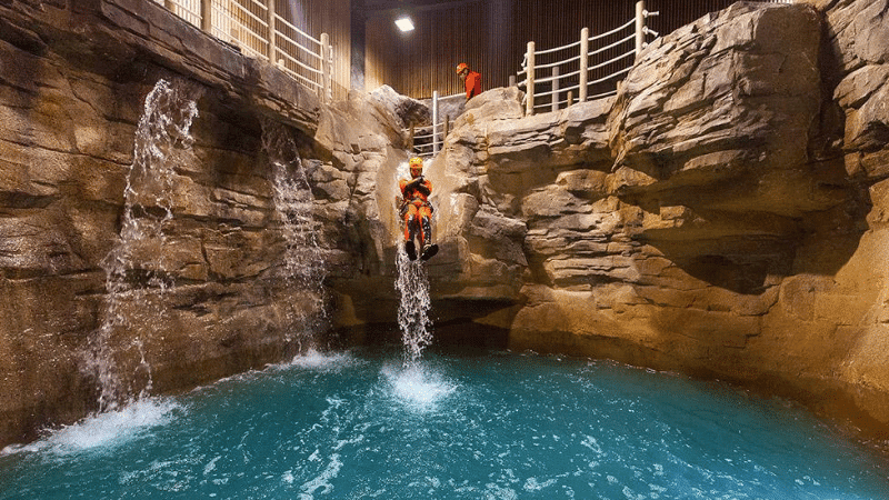 canyon rocheux aux falaises rouges avec rivière turquoise