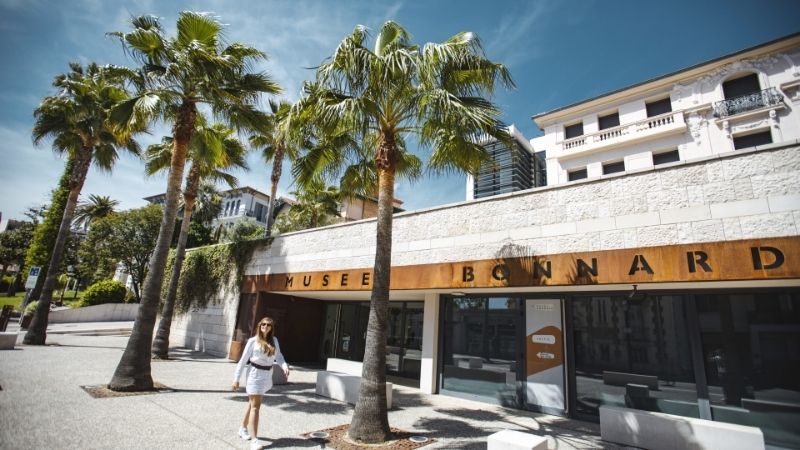 Façade d’un centre de loisirs pour enfants avec palmiers en extérieur. musée bonnard